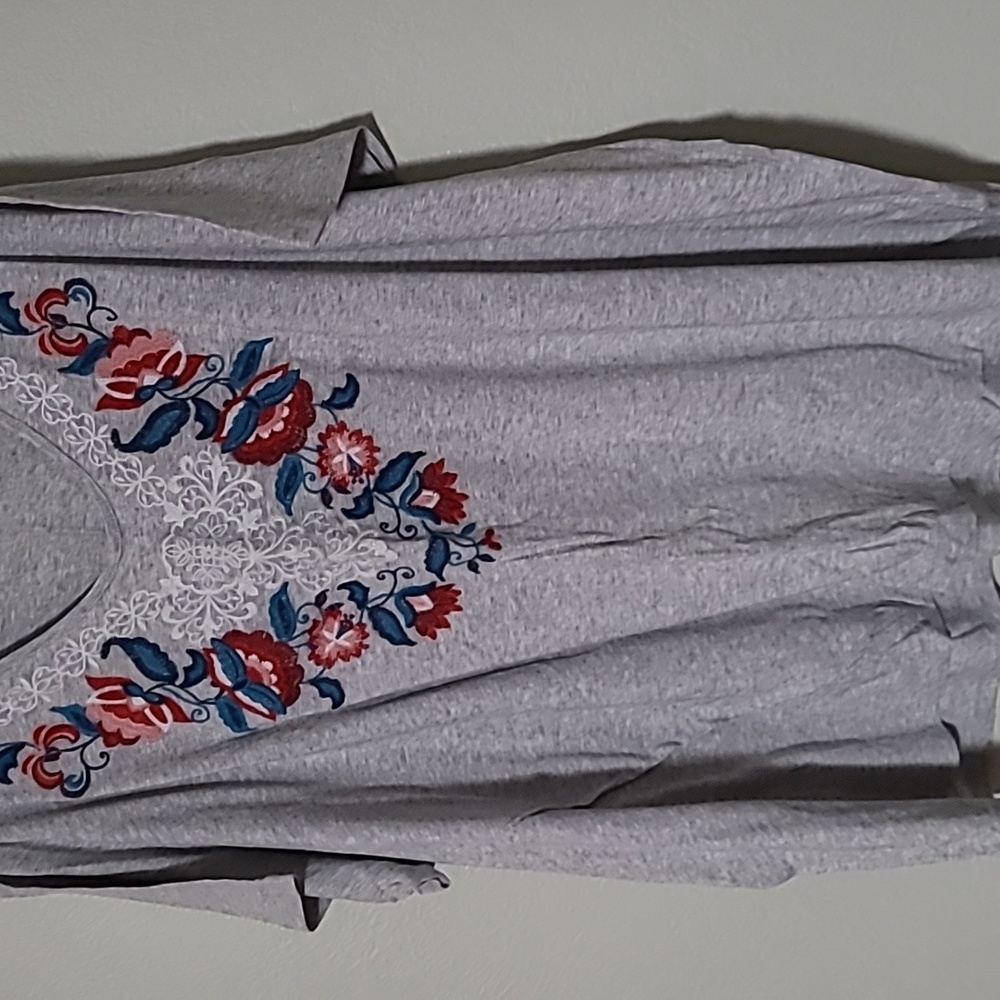Embroidered short sleeve tee shirt